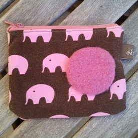 Brun tröjbörs med rosa elefanter