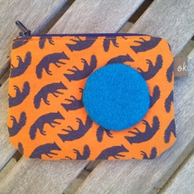 Orange tröjbörs med blå rävar
