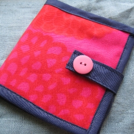 Rödrosamönstrad plånbok